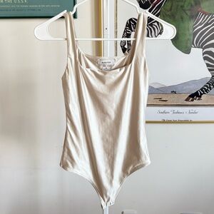 Aritzia Babaton Contour Satinette Squareneck Bodysuit in Champagne / Cream